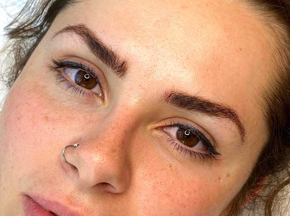 Methods to Prevent Eyelid Creasing with Eyeshadow